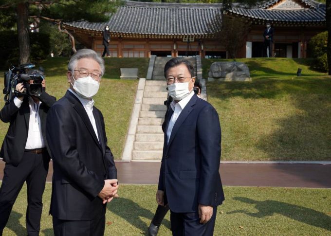 문재인 대통령이 지난달 26일 더불어민주당 이재명 대통령 후보와 차담을 하기에 앞서 청와대 상춘재 앞에서 기념촬영을 하고 있다. / 사진제공=뉴시스