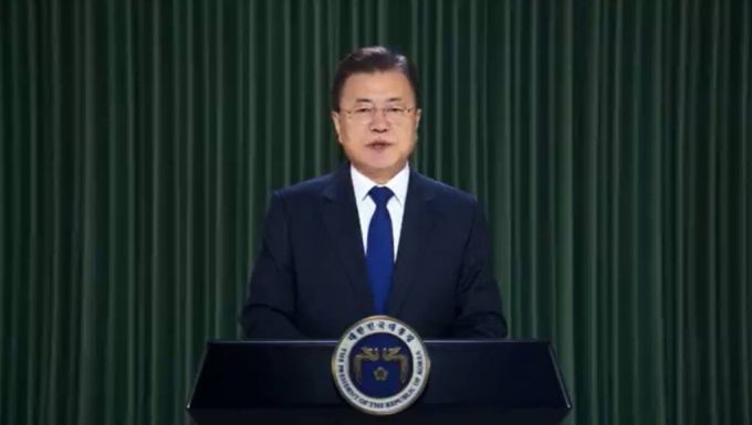 [서울=뉴시스] 문재인 대통령이 17일 청와대에서 스타트업 축제 '컴업(COMEUP) 2021'개막식에 영상으로 축사를 하고 있다. (사진=청와대 제공) 2021.11.17.