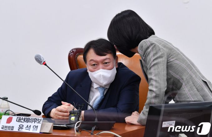 (서울=뉴스1) 구윤성 기자 = 윤석열 국민의힘 대선 예비후보가 8월2일 오전 서울 여의도 국회에서 열린 국민의힘 초선모임 '명불허전 보수다 시즌5' 초청 강연에 앞서 허은아 의원과 귀엣말을 하고 있다. 2021.8.2/뉴스1