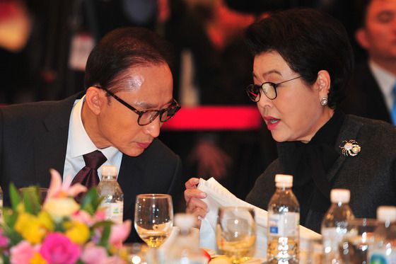 = 이명박 전 대통령이 22일 오후 경주 현대호텔에서 열린 제 39회 국동포럼(회장 김영규)의 초청 특강에 앞서 부인 김윤옥 여사와 담소를 나누고 있다.이날 이 전 대통령은 소명을 주제로 자신의 걸어왔던 인생을 얘기했다.2016.1.22/뉴스1