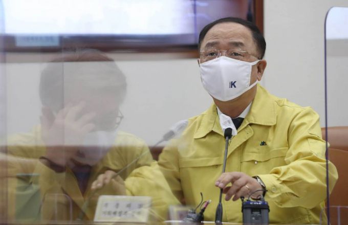 [서울=뉴시스] 김명원 기자 = 홍남기 부총리 겸 기획재정부 장관이 23일 오전 서울 종로구 정부서울청사에서 열린 제48차 비상경제 중앙대책본부(중대본) 회의에 참석해 발언하고 있다. (공동취재사진) 2021.11.23.