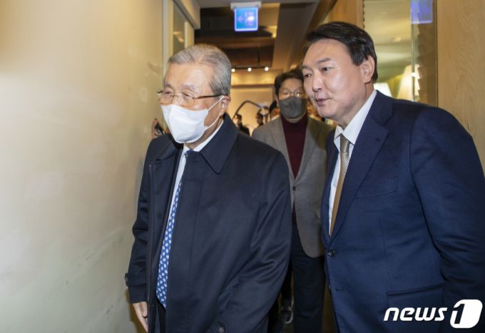 윤석열 국민의힘 대선후보(왼쪽)와 김종인 전 국민의힘 비상대책위원장이 24일 오후 서울시내의 한 식당에서 회동을 갖기 위해 들어서고 있다. 2021.11.24/뉴스1