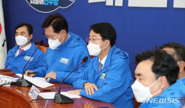 [서울=뉴시스] 전신 기자 = 조정식 더불어민주당 상임총괄선거대책본부장이 12일 서울 여의도 국회에서 열린 선대위 총괄본부장단 회의에서 발언하고 있다. (공동취재사진) 2021.11.12. photo@newsis.com