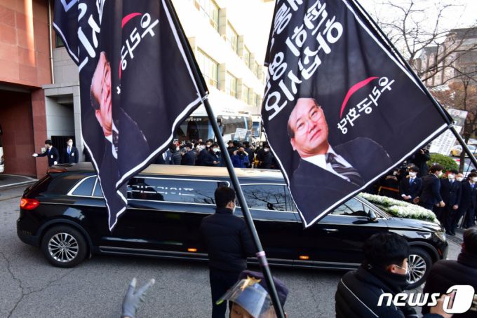 27일 오전 서울 서대문구 신촌세브란스병원 장례식장에서 11·12대 대통령을 지낸 전두환씨 운구차량이 장례식장을 나서고 있다. /사진제공=뉴스1