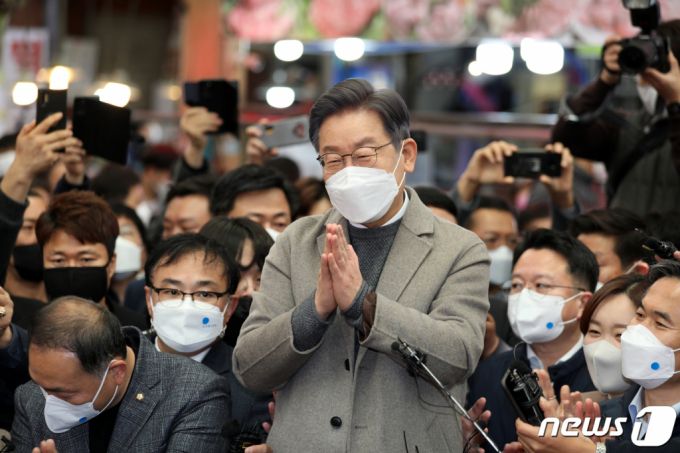 이재명 더불어민주당 대선후보가 26일 오후 전남 목포시 동부시장을 찾아 시민에게 인사하며 지지를 호소하고 있다./사진=뉴스1