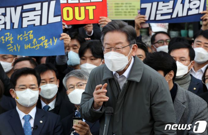 (광주=뉴스1) 이동해 기자 = 이재명 더불어민주당 대선후보가 28일 광주 송정5일시장을 방문해 시민들 앞에서 연설하고 있다. 2021.11.28/뉴스1