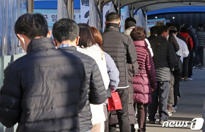 신종 코로나바이러스 감염증(코로나19) 신규 확진자가 3901명으로 역대 세 번째 많은 규모로 발생한 지난 26일 오전 서울 중구 서울역 광장 임시선별검사소에서 시민들이 코로나19 검사를 받기 위해 대기하고 있다 /사진=뉴스1