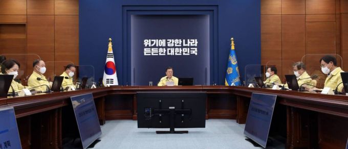 [서울=뉴시스] 전진환 기자 = 문재인 대통령이 29일 청와대 여민관 영상회의실에서 열린 코로나19 대응 특별방역점검회의에 참석해 발언하고 있다. 2021.11.29.