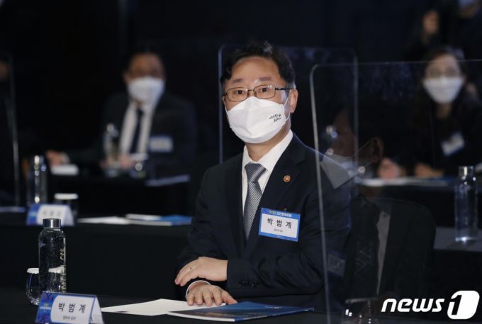 (서울=뉴스1) 권현진 기자 = 박범계 법무장관이 26일 서울 영등포구 여의도 콘래드 서울에서 열린 ‘2021 선진법제포럼’에 참석해 자리에 앉아 있다.  이날 포럼은 스타트업 활성화를 위한 상법상 유한회사제도 개선 방안을 모색하기 위해 마련됐다. 2021.11.26/뉴스1