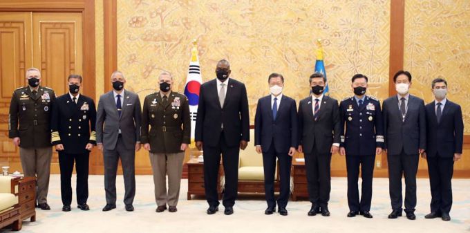 [서울=뉴시스] 전진환 기자 = 문재인 대통령이 2일 청와대 접견실에서 로이드 오스틴 미국 국방부 장관을 접견, 서욱 국방부 장관, 마크 밀리 합참의장 등과 기념촬영을 하고 있다. 2021.12.02.