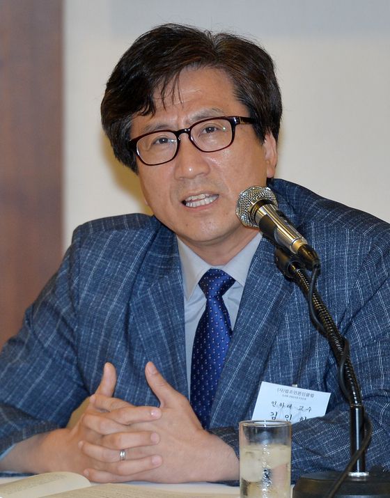 = 문재인 대통령과 '검찰을 생각한다'를 공동집필한 김인회 인하대 법학전문대학원 교수가 지난 2017년 7월12일 오후 서울 중구 프레스센터에서 열린 법조언론인클럽 창립 10주년 기념 세미나에서 주제강연을 하고 있다.  2017.7.12/뉴스1