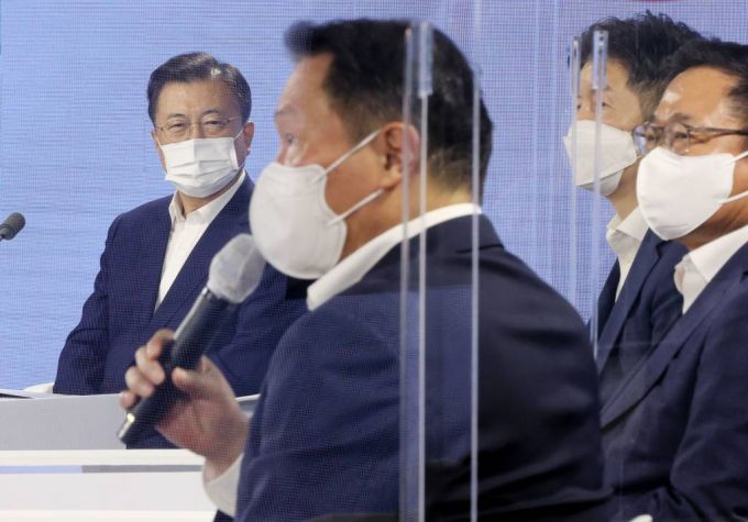 [서울=뉴시스]김진아 기자 = 문재인 대통령이 2일 서울 강남구 코엑스에서 열린 대한민국 소재·부품·장비산업 성과 간담회에서 최태원 대한상공회의소 회장의 발언을 경청하고 있다. 2021.07.02.