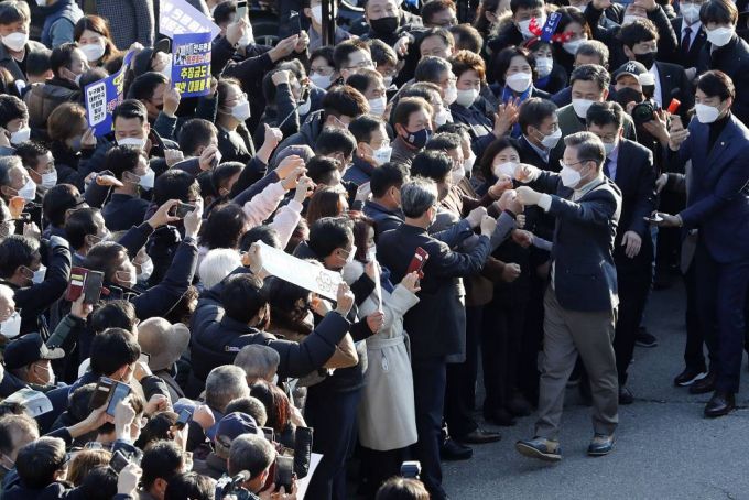 [진안=뉴시스 최동준 기자 = 이재명 더불어민주당 대선 후보가 5일 전북 진안군 인삼상설시장을 방문해 시민들과 인사하고 있다. 2021.12.05.