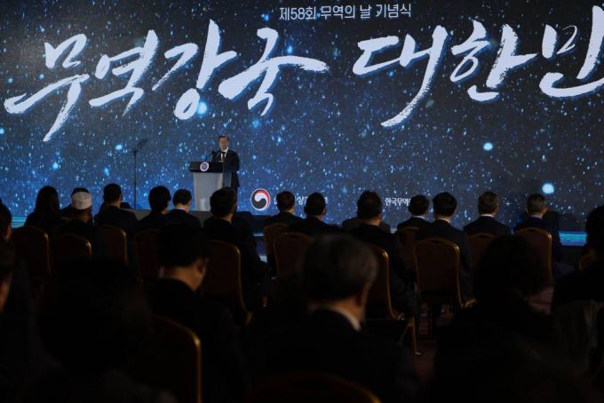 [서울=뉴시스 전진환 기자 = 문재인 대통령이 6일 오전 서울 삼성동 코엑스에서 열린 제58회 무역의 날 기념식에 참석해 축사를 하고 있다. 2021.12.06.