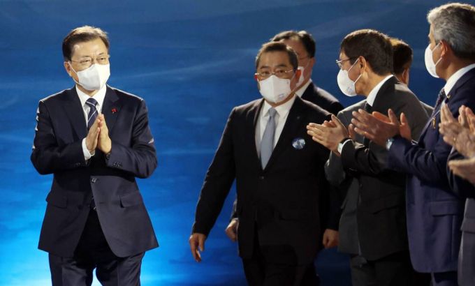 [서울=뉴시스] 전진환 기자 = 문재인 대통령이 6일 오전 서울 삼성동 코엑스에서 열린 제58회 무역의 날 기념식에 입장하고 있다. 2021.12.06.