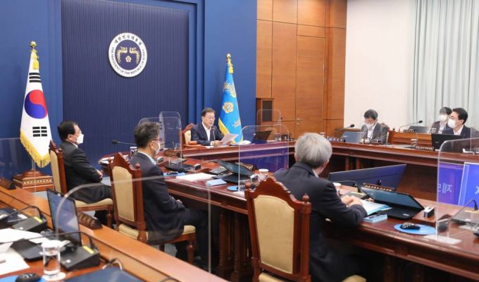 [서울=뉴시스 전진환 기자 = 문재인 대통령이 7일 오전 국무회의가 열린 청와대 여민관 영상회의실에서 발언하고 있다. 2021.12.07.