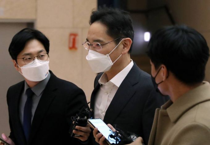 중동 지역 출장길에 나선 이재용 삼성전자 부회장이 6일 밤 서울 김포비즈니스항공센터를 통해 출국하고 있다. /사진=뉴시스