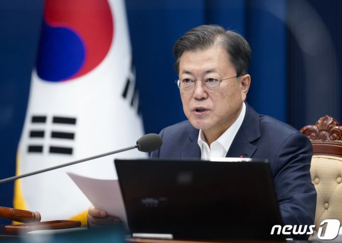 (서울=뉴스1) 유승관 기자 = 문재인 대통령이 7일 청와대 여민관에서 열린 제53회 국무회의를 주재하고 있다. 2021.12.7뉴스1