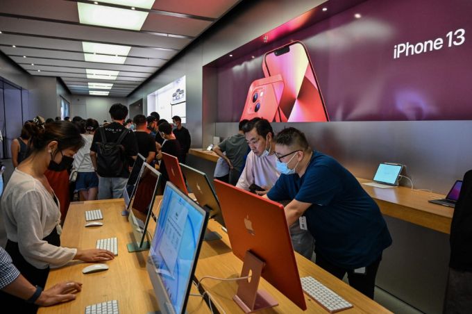 중국 상하이 아이폰 매장에 제품을 체험하려는 사람들이 모여 있다./사진=AFP