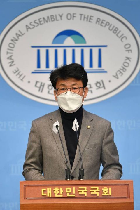 진성준 더불어민주당 의원이 지난달 24일 서울 여의도 국회 소통관에서 '공공택지의 민간특혜 방지 및 개발이익 환수강화 입법 촉구' 기자회견을 하고 있다. / 사진제공=뉴시스