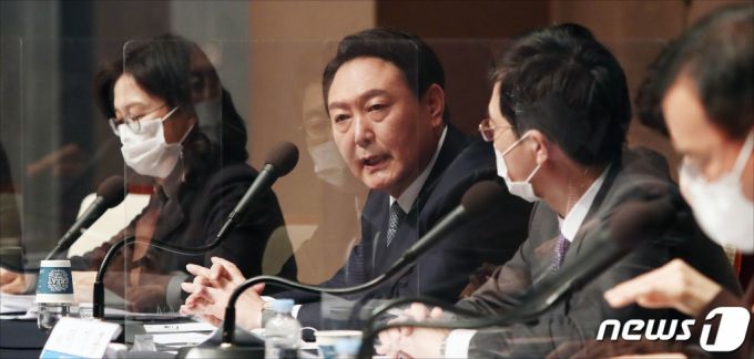 (서울=뉴스1) 국회사진취재단 = 윤석열 국민의힘 대선후보가 14일 오전 서울 중구 프레스센터 국제회의장에서 열린 관훈클럽 초청 토론회에서 질의응답을 하고 있다. 2021.12.14/뉴스1