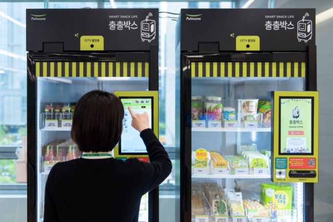 간식 제공 서비스 '출출박스'를 이용하는 모습