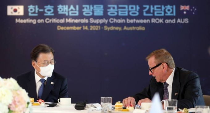 [시드니=뉴시스] 전진환 기자 =  호주를 국빈 방문중인 문재인 대통령이 14일 호주 시드니의 한 호텔에서 열린 한-호주 핵심광물 공급망 간담회에 참석해해 사이먼 크린 한-호주 경제협력위원회(AKBC) 위원장의 발언을 듣고 있다.  2021.12.14.