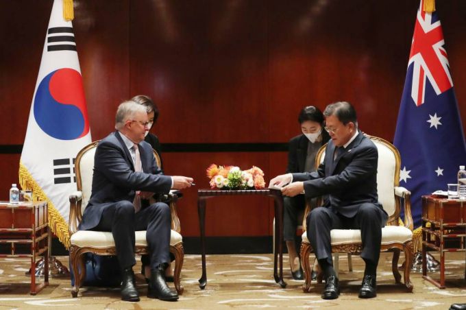 [시드니=뉴시스] 전진환 기자 =  호주를 국빈 방문중인 문재인 대통령이 14일 호주 시드니의 한 호텔에서 앤소니 알바니즈 노동당 대표를 접견하고 있다. 2021.12.14.