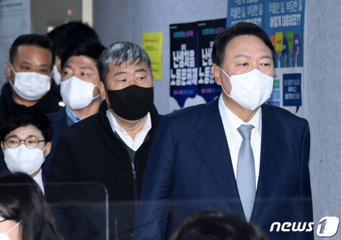 윤석열 국민의힘 대선후보와 김동명 한국노총 위원장이 15일 서울 여의도 한국노총에서 열린 간담회에 참석하고 있다. /사진=뉴스1