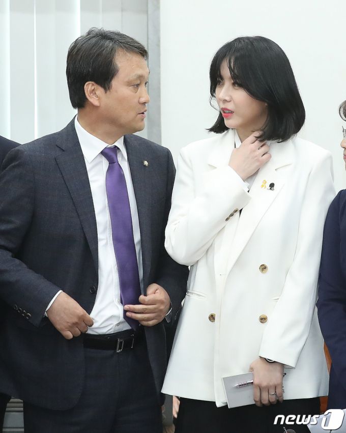 (서울=뉴스1) 임세영 기자 = 배우 윤지오씨가 2019년 4월8일 오전 서울 여의도 국회에서 열린 '장자연 증언자, 윤지오 초청 간담회'에서 당시 안민석 국회 문화체육관광위원회 위원장과 이야기를 나누고 있다. 2019.4.8/뉴스1