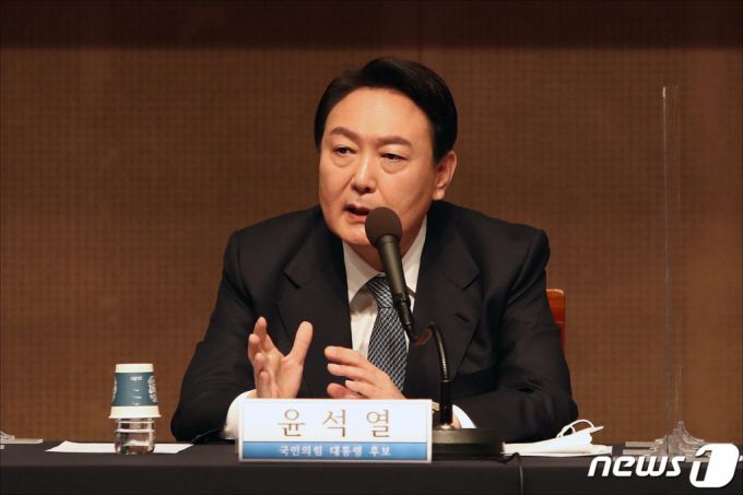 윤석열 국민의힘 대선후보가 14일 오전 서울 중구 프레스센터 국제회의장에서 열린 관훈클럽 초청 토론회에서 질의응답을 하고 있다. 2021.12.14/뉴스1