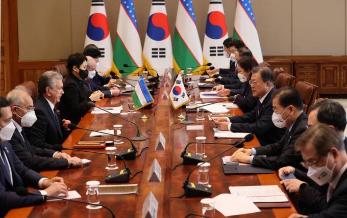 [서울=뉴시스 김진아 기자 = 문재인 대통령이 17일 청와대에서 열린 한-우즈베키스탄 정상회담에서 인사말을 하고 있다. 2021.12.17.