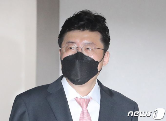 (서울=뉴스1) 이성철 기자 = '김학의 전 법무부 차관 불법 출국금지'에 관여한 혐의로 재판에 넘겨진 이규원 대전지검 부부장검사이 15일 서울 서초구 중앙지방법원에서 열린 1회 공판기일에 출석하고 있다. 재판부는 지난달 17일 준비기일을 종결하고 이날 첫 공판에서 검찰의 공소사실과 피고인 측의 공소사실에 대한 의견을 확인하기로 했다. 양측의 입장을 확인한 후에는 증인신문 계획을 세울 예정이다. 2021.10.15/뉴스1