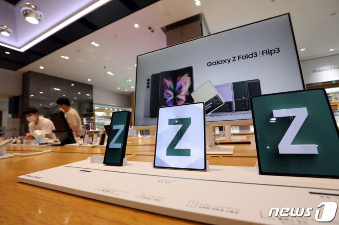 (서울=뉴스1) 황기선 기자 = 6일 서울 서초구 삼성 딜라이트샵에 삼성전자 폴더블폰인 갤럭시Z폴드3와 갤럭시Z플립3가 진열돼 있다.    업계에 따르면 삼성전자의 갤럭시Z 폴드3·플립3의 지난달 25일 기준 사전판매량은 92만대로 작년 하반기에 출시된 갤럭시노트20의 사전판매량 대비 1.3배를 기록했다.  갤럭시S21 사전판매량과 비교하면 1.8배다.   중국에서는 지난 1일부터 갤럭시Z폴드3와 갤럭시Z플립3에 대한 공식 사전 예약 판매를 시작, 약 100만명이 예약 구매를 한 것으로 추정된다. 2021.9.6/뉴스1