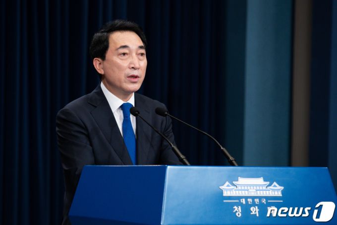 (서울=뉴스1) 유승관 기자 = 박수현 청와대 국민소통수석이 3일 청와대 브리핑룸에서 차관급 인사를 발표하고 있다.  문재인 대통령은 이날 문화체육관광부 1차관에 김현환 문체부 기조실장, 2차관에 오영우 1차관, 농림축산식품부 차관에 김종훈 농림축산식품부 기조실장, 소방청장에 이흥교 부산 소방재난본부장, 농촌진흥청장에 박병홍 농림축산식품부 차관보를 각각 내정했다. 또, 해양경찰청장에 정봉훈 해경 차장을, 원자력안전위원회 위원장에 유국희 과학기술정보통신부 국립중앙과학원장, 민주평화통일자문회의 사무처장에 김창수 국가안보실 통일정책비서관을 인선했다. 2021.12.3/뉴스1