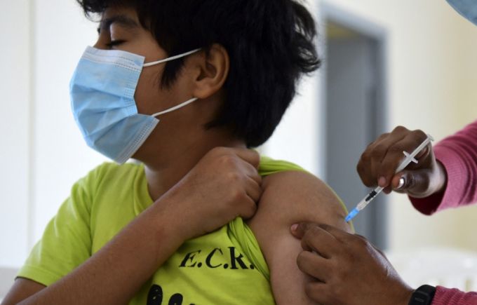 선진국을 제외한 개발도상국과 저소득국가들은 아스트라제네카·시노백·시노팜 등 비 mRNA 백신을 주로 접종했다. /사진=AFP