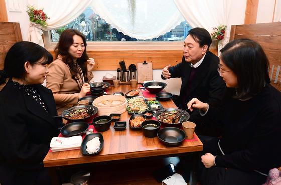(철원=뉴스1) 국회사진취재단 = 윤석열 국민의힘 대선 후보가 20일 강원 철원군의 한 음식점에서 육군 3사단 소속 장병 배우자들과 오찬을 하고 있다. 2021.12.20/뉴스1