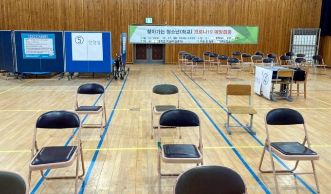 코로나19 확산세로 전면 등교가 4주만에 중단되며 교육 당국이 찾아가는 학교 단위 백신 접종에 속도를 내고 있다. 사진은 지난 17일 오전 서울 중랑구 한 중학교에서 중랑구보건소가 진행한 찾아가는 예방접종 현장. (사진=서울시교육청 제공) /사진=뉴시스