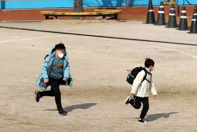 교육부가 방역 대응 강화 조치에 따른 학사운영 조치사항을 발표한 16일 오후 서울 시내 한 초등학교에서 학생들이 하교하고 있다./사진=뉴시스