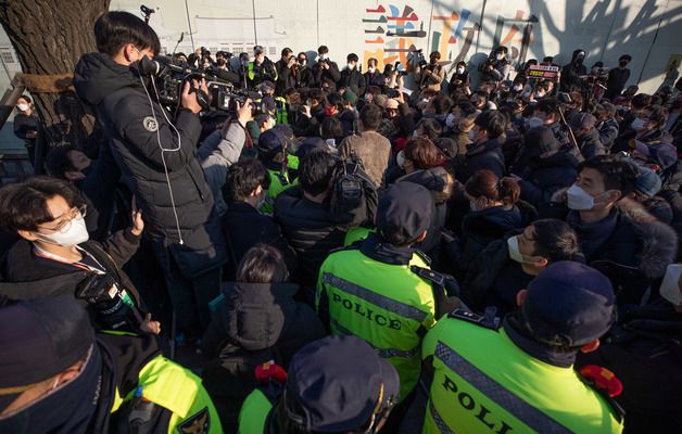 (서울=뉴스1) 이재명 기자 = 전국자영업자비상대책위원회 회원들이 22일 오후 서울 종로구 광화문 시민열린마당에서 열린 총궐기 대회에서 집회 규모를 넘어서 참석하지 못하자 항의하고 있다.  이날 집회는 정부 방역지침에 맞춰 299명 참석 가능하다. 2021.12.22/뉴스1