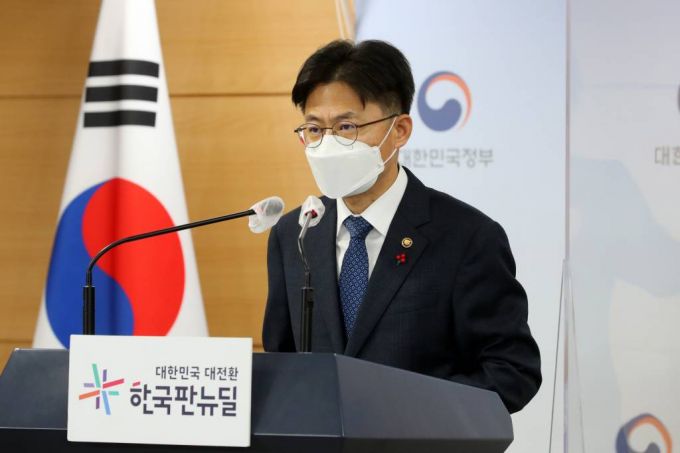 [서울=뉴시스] 배훈식 기자 = 유국희 원자력안전위원장이 21일 오후 서울 종로구 정부서울청사 합동브리핑실에서 일본 후쿠시마 원전 오염수 해양 방류를 위한 도쿄전력의 실시 계획 변경인가안 제출 관련 브리핑을 하고 있다. 2021.12.21.