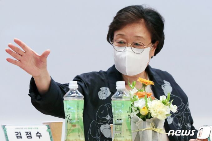 (서울=뉴스1) 민경석 기자 = 한명숙 전 국무총리가 2일 오후 서울 마포구 청년문화공간ju 니콜라홀에서 열린 ‘아세아의 평화와 여성의 역할 토론회’ 30주년 기념 간담회 '남북여성교류 30년: 돌아봄&내다봄'에서 마이크를 건네받기 위해 손을 뻗고 있다.   이날 간담회는 분단 이후 최초의 남북민간교류 행사인 ‘아세아의 평화와 여성의 역할 토론회’ 개최 30주년을 맞이해 마련됐다. 2021.6.2/뉴스1