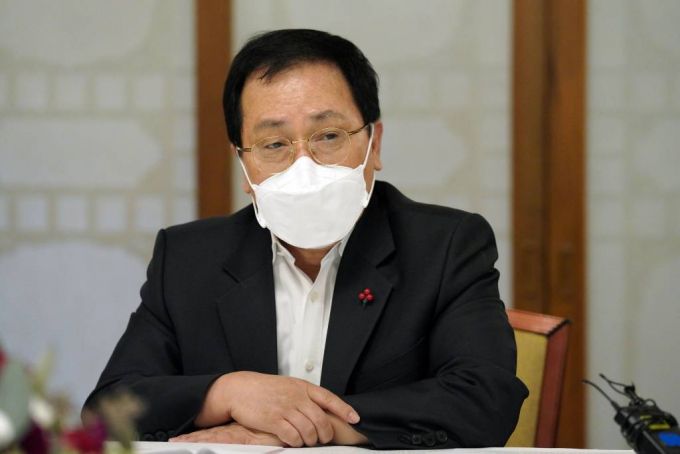 [서울=뉴시스] 김진아 기자 = 유영민 대통령 비서실장이 24일 서울 종로구 국무총리공관에서 열린 병상 확충 태스크포스(TF) 1차 회의에서 발언하고 있다. 2021.12.24.