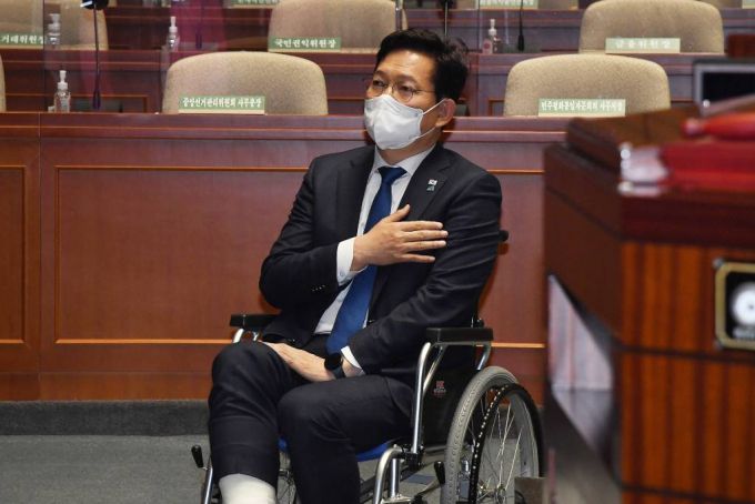 [서울=뉴시스] 김선웅 기자 = 송영길 더불어민주당 대표가 22일 서울 여의도 국회에서 열린 더불어민주당 의원총회에서 국민의례를 하고 있다. (공동취재사진) 2021.12.22.