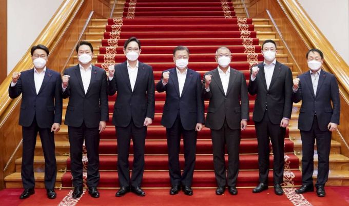 [서울=뉴시스] 김진아 기자 = 문재인 대통령이 27일 청와대에서 열린 '청년희망 온(ON) 참여기업 대표 초청 오찬 간담회'를 마친 뒤 이재용 삼성전자 부회장 등 6대 기업 대표들과 기념촬영을 하고 있다. 왼쪽부터 최정우  포스코 그룹 회장, 최태원 SK주식회사 회장, 이재용 삼성전자 부회장, 문 대통령, 정의선 현대자동차그룹 회장, 구광모 LG 회장, 구현모 KT 대표이사. 2021.12.27.