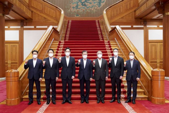 [서울=뉴시스] 김진아 기자 = 문재인 대통령이 27일 청와대에서 열린 '청년희망 온(ON) 참여기업 대표 초청 오찬 간담회'를 마친 뒤 이재용 삼성전자 부회장 등 6대 기업 대표들과 기념촬영을 하고 있다. 왼쪽부터 최정우  포스코 그룹 회장, 최태원 SK주식회사 회장, 이재용 삼성전자 부회장, 문 대통령, 정의선 현대자동차그룹 회장, 구광모 LG 회장, 구현모 KT 대표이사. 2021.12.27.