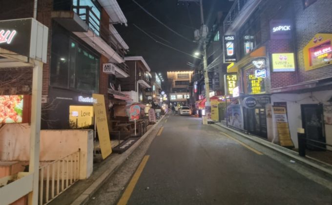 27일 한산한 서울 마포구 홍대입구역 인근의 식당 골목 /사진=김지현 기자