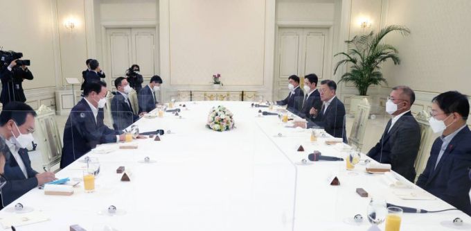 [서울=뉴시스 김진아 기자 = 문재인 대통령이 27일 청와대에서 열린 '청년희망 온(ON) 참여기업 대표 초청 오찬 간담회'에 참석, 발언하고 있다. 왼쪽부터 시계방향으로 유영민 비서실장, 최태원 SK주식회사 회장, 구광모 LG 회장, 이호승 정책실장, 최정우 포스코 그룹 회장, 이재용 삼성전자 부회장, 문 대통령, 정의선 현대자동차그룹 회장, 구현모 KT 대표이사. 2021.12.27.