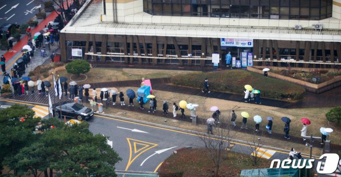 15일 오전 서울 송파구보건소 선별진료소에서 시민들이 검사를 받기 위해 줄 서 있다. /사진=뉴스1