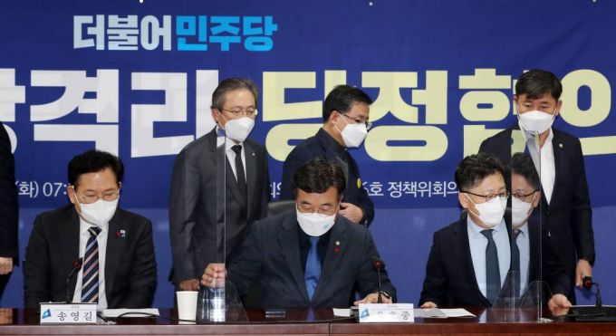 28일 오전 서울 여의도 국회 의원회관에서 열린 쌀 시장 격리 당정협의에서 참석자들이 기념촬영을 마친 뒤 자리로 이동하고 있다. 앞줄 왼쪽부터 송영길 대표, 윤호중 원내대표, 김현수 농림축산식품부 장관. / 사진제공=뉴시스